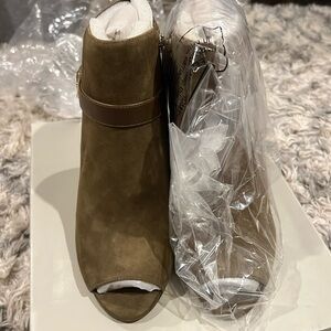 Marc Fisher 8.5 Wide
Never worn!
3.5 inch heel